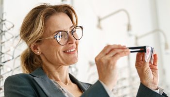 How An Optician Helps You Choose the Right Eye Frame?