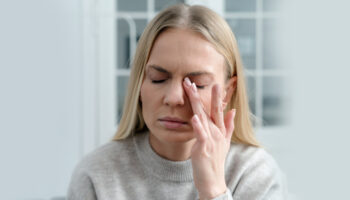 What eye problems cause a headache?