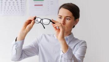 Is it possible Hyperopia causes blindness?